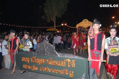 我校留学泰国学生积极参加泰国水灯节游行活动